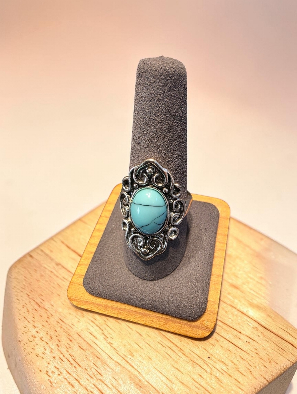 NWOT SASSIFIED BOUtiQUE Turquoise Like Oval Statement Ring - Silver Filigree